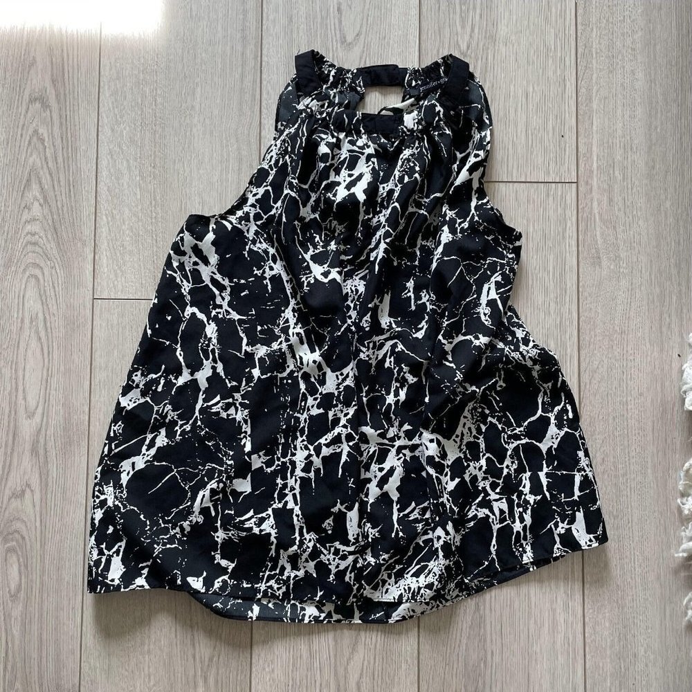 Jennifer & Grace Tank Top Women's Black Scoop Neck Pullover Hook & Loop Closure